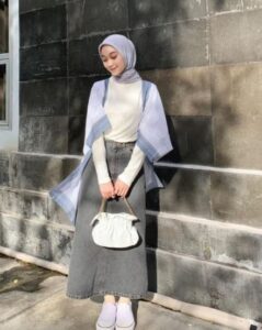 outfit putih rok denim sneakers dan scarf outer biru