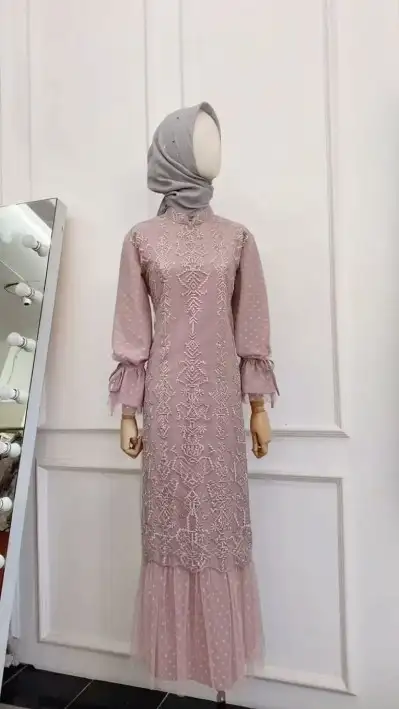 17 Rekomendasi Gamis Brokat Pink Cocok dengan Jilbab Warna Apa